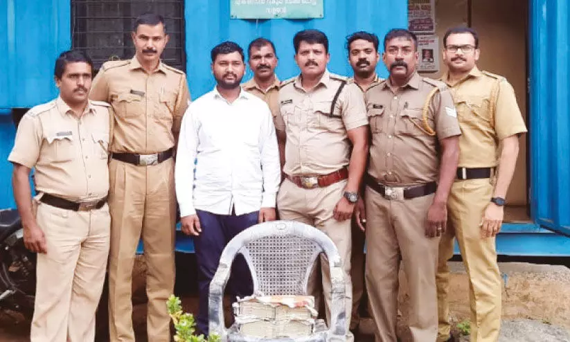 ബസിൽ കടത്തുകയായിരുന്ന 30 ലക്ഷം രൂപയുമായി മഹാരാഷ്ട്ര സ്വദേശി പിടിയിൽ ബസിൽ കടത്തുകയായിരുന്ന 30 ലക്ഷം രൂപയുമായി മഹാരാഷ്ട്ര സ്വദേശി പിടിയിൽ