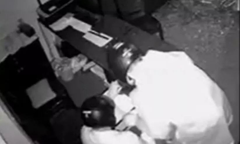 കാർ ഷോപ്പിന്റെ ചില്ല് തകർത്ത് രണ്ട് കാറുകളും രേഖകളും കവർന്നു