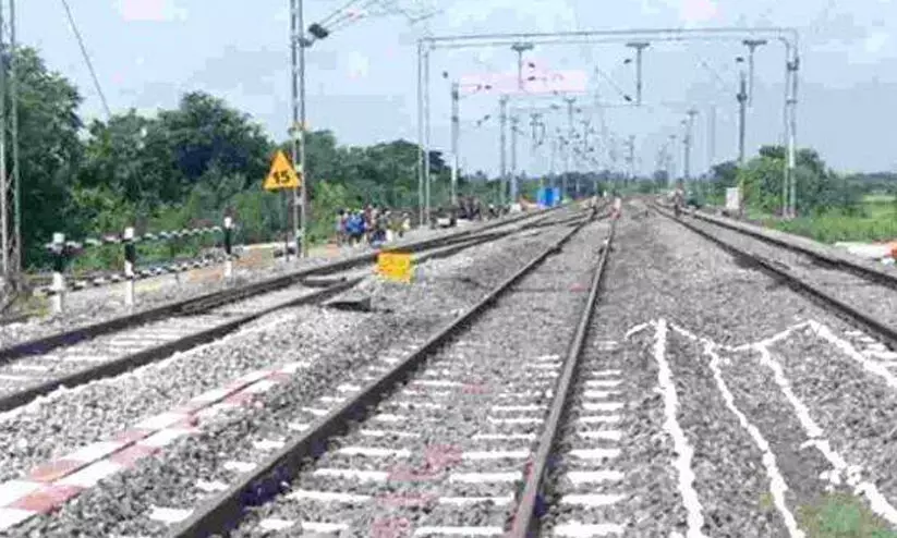 കുപ്പി പൊട്ടിച്ച് കഴുത്തിൽ വെച്ച് ഭീഷണിപ്പെടുത്തി; തൃശൂർ റെയിൽവേ സ്റ്റേഷനിൽനിന്ന് യുവാവ് പെൺകുട്ടിയുമായി കടന്നു