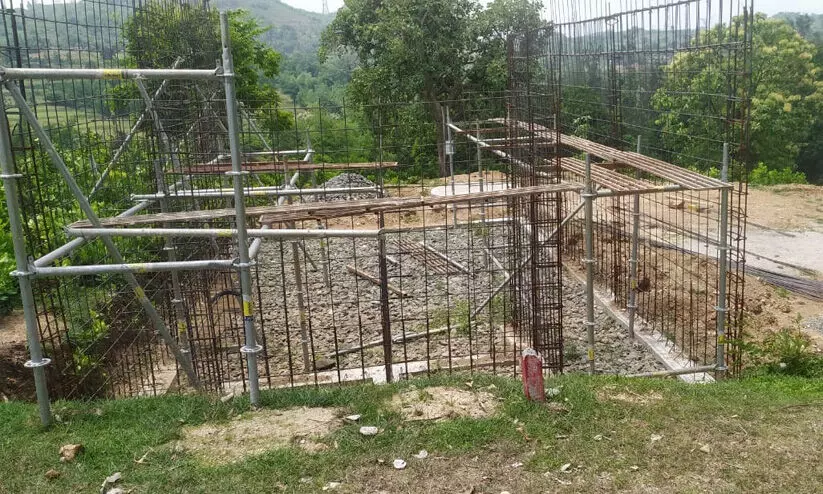 ആദിവാസി ഭൂമി കൈയേറ്റം സംബന്ധിച്ച പരാതി: നിർമാണത്തിന് സ്റ്റോപ്പ് മെമ്മോ നൽകിയും പിൻവലിച്ചും റവന്യൂ ഉദ്യോഗസ്ഥർ