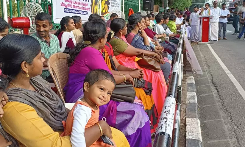 കെ.പി.എസ്.ടി.എ.യുടെ നേതൃത്വത്തിൽ രാപകൽ സമരം ആരംഭിച്ചു