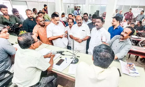 ഷോക്കടിപ്പിക്കല്ലേ...വൈദ്യുതി ബില്ലിൽ പത്തിരട്ടി വർധന,  കെ.എസ്.ഇ.ബി ഓഫിസിൽ ഉപഭോക്താക്കളുടെ പ്രതിഷേധം