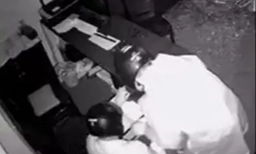 കാർ ഷോപ്പിന്റെ ചില്ല് തകർത്ത് രണ്ട് കാറുകളും രേഖകളും കവർന്നു