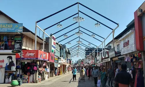 കോഴിക്കോട് മിഠായിത്തെരുവില്‍ കോടികളുടെ നികുതിവെട്ടിപ്പ്; റെയ്ഡിനെത്തിയ ജി.എസ്.ടി വകുപ്പ് ഉദ്യോഗസ്ഥരെ കച്ചവടക്കാർ തടഞ്ഞു