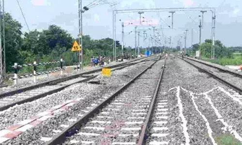 കുപ്പി പൊട്ടിച്ച് കഴുത്തിൽ വെച്ച് ഭീഷണിപ്പെടുത്തി; തൃശൂർ റെയിൽവേ സ്റ്റേഷനിൽനിന്ന് യുവാവ് പെൺകുട്ടിയുമായി കടന്നു