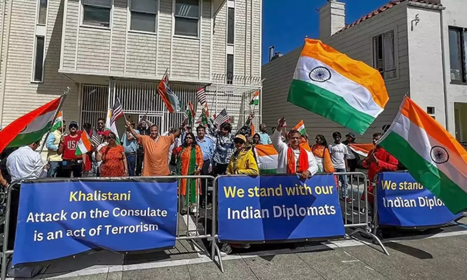 ഇ​ന്ത്യ​ൻ വം​ശ​ജ​ർ കോ​ൺ​സു​ലേ​റ്റി​ന് മു​ന്നി​ൽ സ​മാ​ധാ​ന റാ​ലി ന​ട​ത്തി