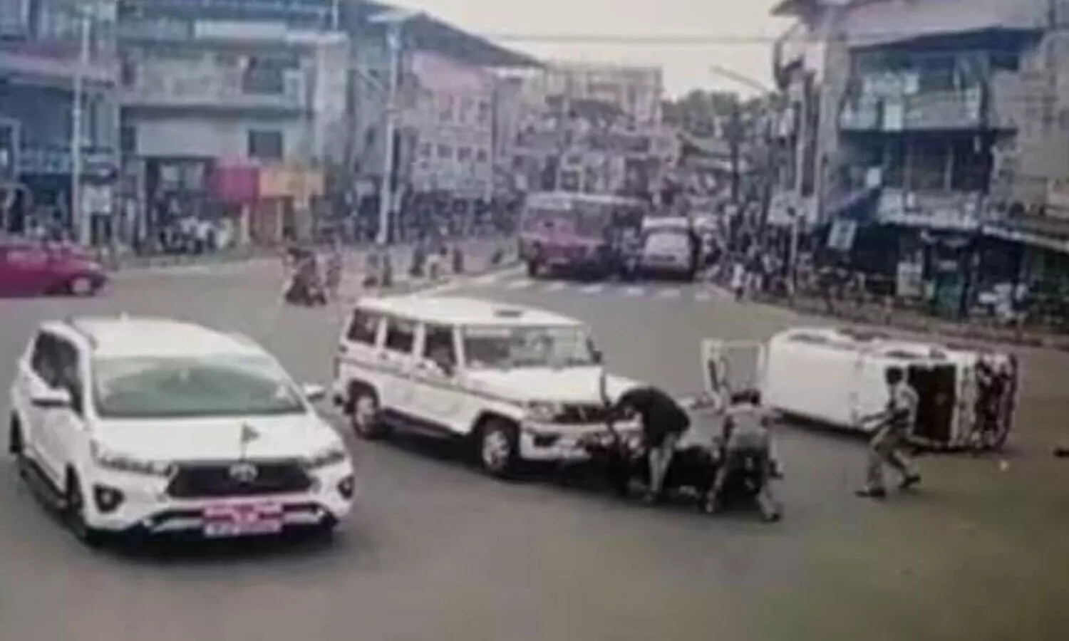 മന്ത്രിയുടെ പൈലറ്റ്​ വാഹനം ഇടിച്ച സംഭവം; പൊലീസ്​ കൈ കാണിച്ചിട്ടാണ് ആംബുലൻസ് മുന്നോട്ടെടുത്തതെന്ന് ഡ്രൈവർ