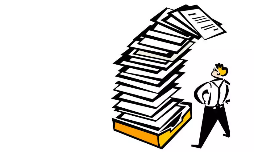 കോട്ടയം നഗരസഭയിലെ ഭരണ പ്രതിസന്ധി മുതലെടുത്ത് ജീവനക്കാർ; അപേക്ഷകൾ കെട്ടിക്കിടക്കുന്നു കോട്ടയം നഗരസഭയിലെ ഭരണ പ്രതിസന്ധി മുതലെടുത്ത് ജീവനക്കാർ; അപേക്ഷകൾ കെട്ടിക്കിടക്കുന്നു