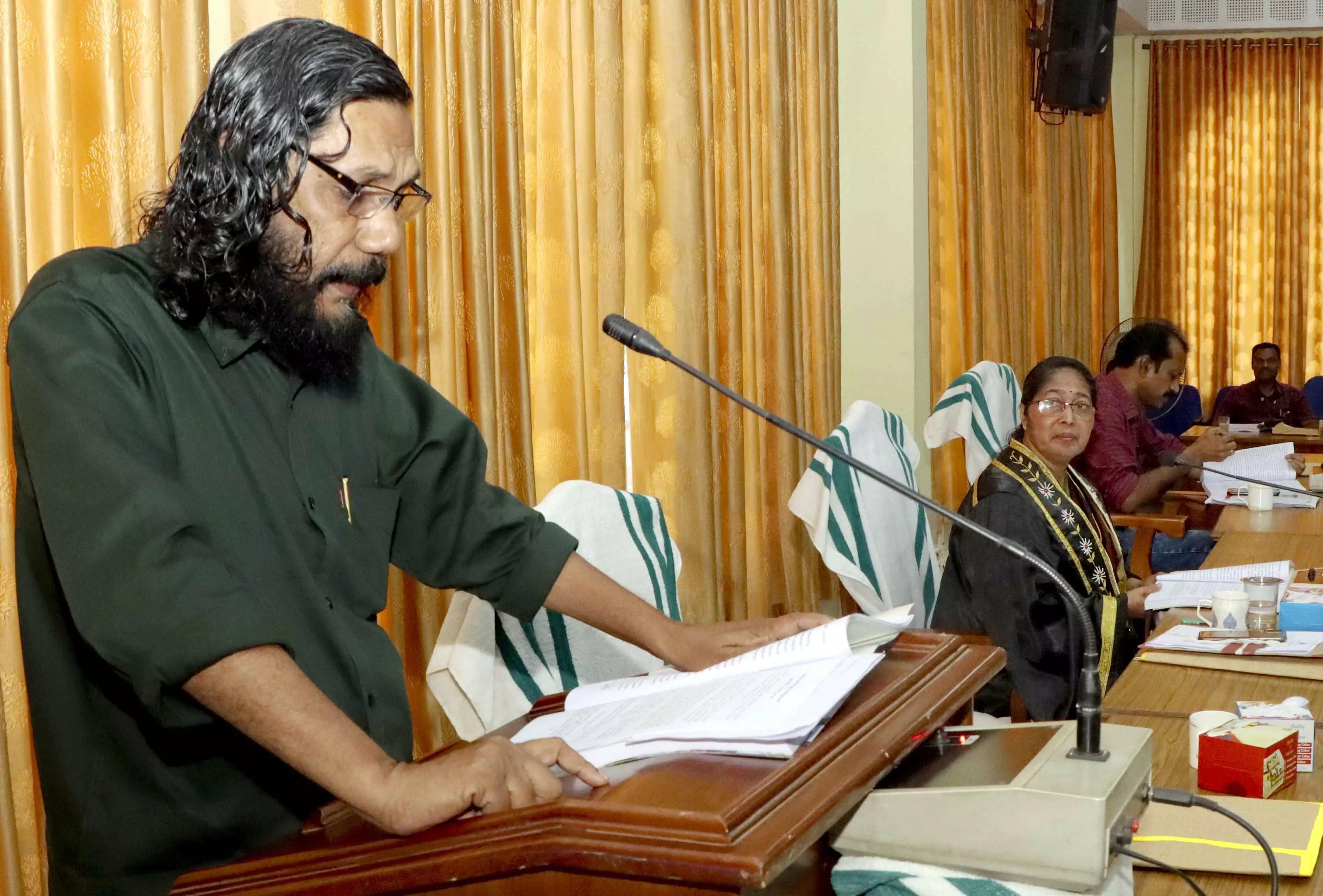 ഡെപ്യൂട്ടി മേയർ കൊല്ലം മധു കോർപറേഷൻ ബജറ്റ് അവതരിപ്പിക്കുന്നു ഡെപ്യൂട്ടി മേയർ കൊല്ലം മധു കോർപറേഷൻ ബജറ്റ് അവതരിപ്പിക്കുന്നു