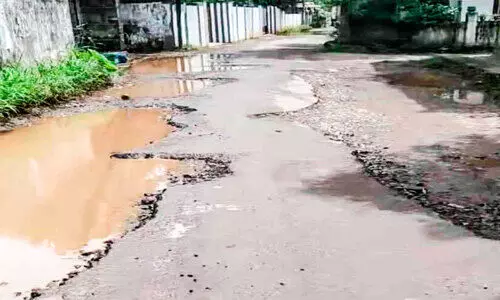 നിവേദനം നൽകിയിട്ടും കാര്യമില്ല അരൂർ-ആഞ്ഞിലിക്കാട് റോഡ് തകർന്നുതന്നെ