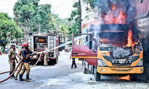 ലോഡുമായി വന്ന ലോറിയിൽ തീപിടിത്തം