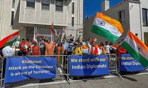 ഇ​ന്ത്യ​ൻ വം​ശ​ജ​ർ കോ​ൺ​സു​ലേ​റ്റി​ന് മു​ന്നി​ൽ സ​മാ​ധാ​ന റാ​ലി ന​ട​ത്തി