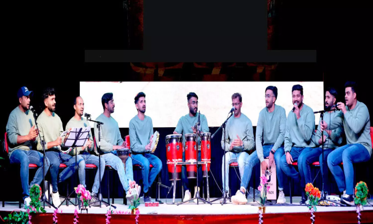 കൈ​മു​ട്ടി​പ്പാ​ട്ടി​ലെ പ്ര​വാ​സ​പ്പെ​രു​ക്കം