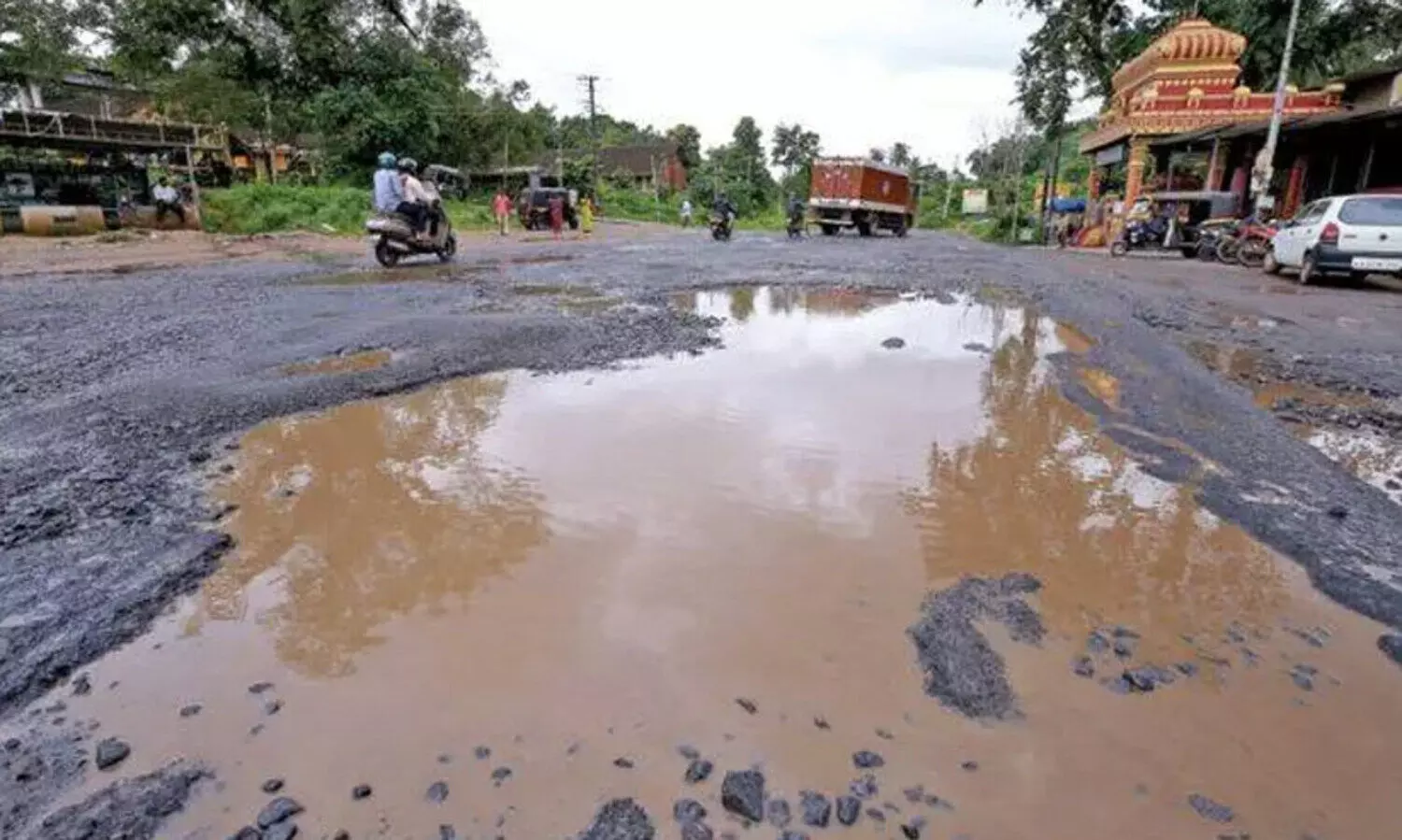 അ​പ​ക​ട​ക്കു​ഴി​ക​ൾ നി​റ​ഞ്ഞ് അ​ന്ത​ർ സം​സ്ഥാ​ന പാ​ത