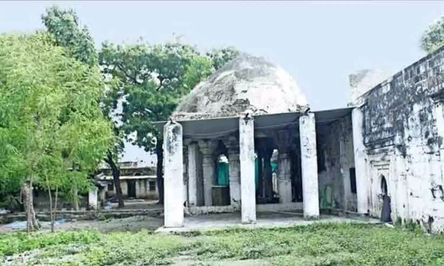 ക്ഷേത്രത്തിന്‍റെ രൂപസാദൃശ്യമെന്ന് പരാതി; നൂറ്റാണ്ടുകൾ പഴക്കമുള്ള മുസ്ലിം പള്ളി അടച്ചുപൂ‌ട്ടി കലക്ടർ