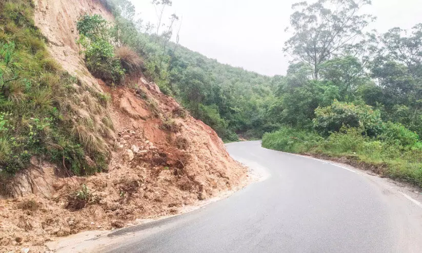 മണ്ണിടിഞ്ഞും സംരക്ഷണ ഭിത്തി തകർന്നും അന്തർസംസ്ഥാന പാത അപകടഭീതിയിൽ