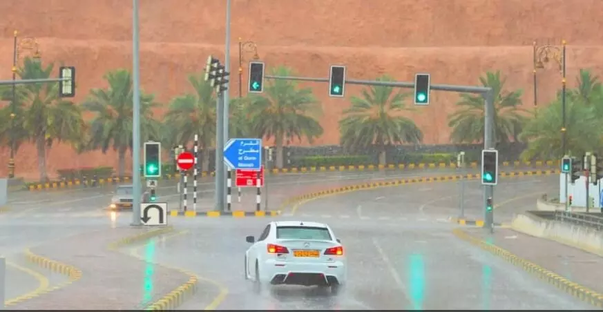 ഒമാനിൽ ഇന്ന് കനത്ത മഴക്കും കാറ്റിനും സാധ്യത ഒമാനിൽ ഇന്ന് കനത്ത മഴക്കും കാറ്റിനും സാധ്യത