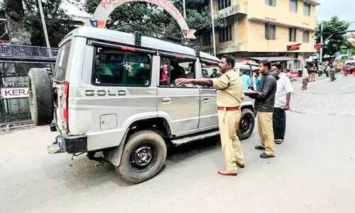 തൊഴിലാളികളെ കുത്തിനിറച്ച് വാഹനങ്ങൾ; പൊലീസ് നടപടി തുടങ്ങി
