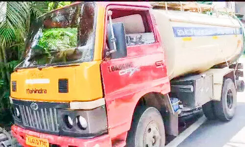 മരടില്‍ കക്കൂസ് മാലിന്യം തള്ളിയ ലോറി പിടിയില്‍