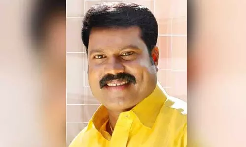 ക​ലാ​ഭ​വ​ൻ മ​ണി സ്മാ​ര​കം; അ​വ​കാ​ശ​ത്ത​ർ​ക്ക​ത്തി​ൽ എ​ൽ.​ഡി.​എ​ഫും യു.​ഡി.​എ​ഫും