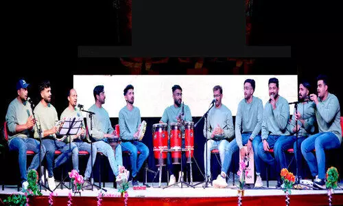 കൈ​മു​ട്ടി​പ്പാ​ട്ടി​ലെ പ്ര​വാ​സ​പ്പെ​രു​ക്കം