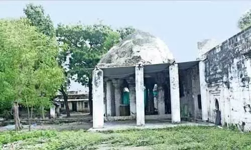 ക്ഷേത്രത്തിന്‍റെ രൂപസാദൃശ്യമെന്ന് പരാതി; നൂറ്റാണ്ടുകൾ പഴക്കമുള്ള മുസ്ലിം പള്ളി അടച്ചുപൂ‌ട്ടി കലക്ടർ