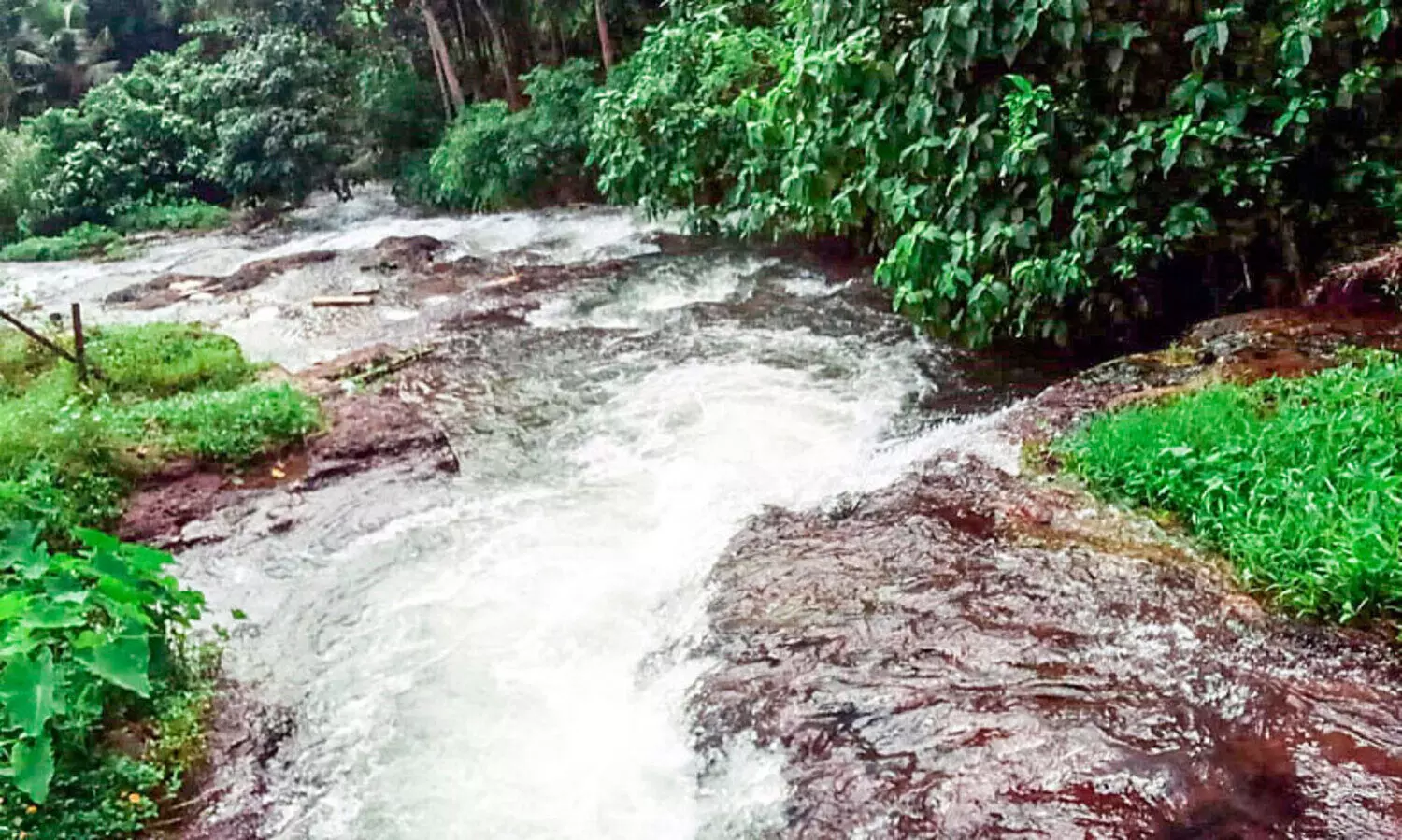 കാഴ്ചവിരുന്നൊരുക്കി ഇരപ്പൻപാറ വെള്ളച്ചാട്ടം​