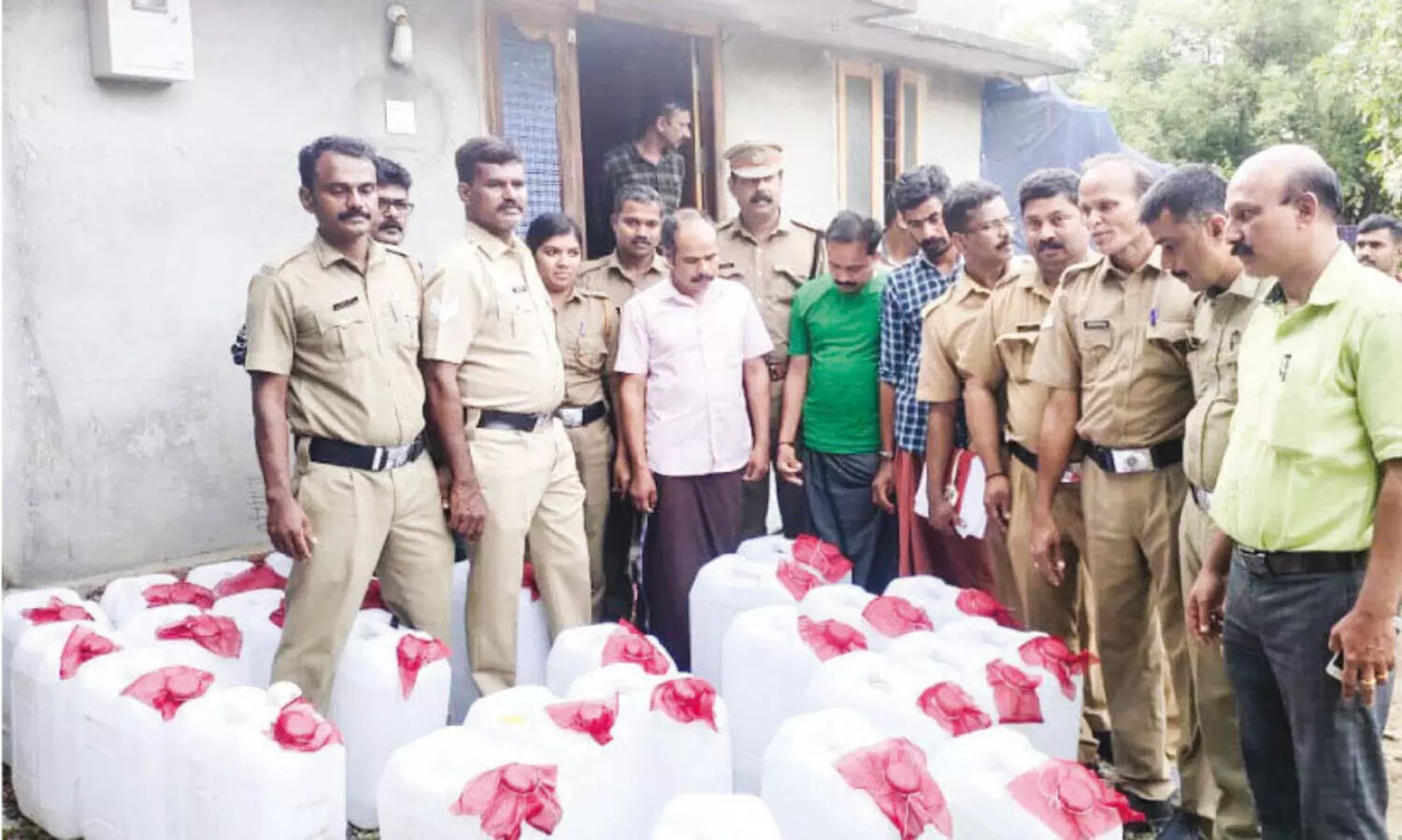 വീ​ട്ടി​ൽ സൂ​ക്ഷി​ച്ച 1000 ലി​റ്റ​ർ സ്പി​രി​റ്റ് പി​ടി​കൂ​ടി