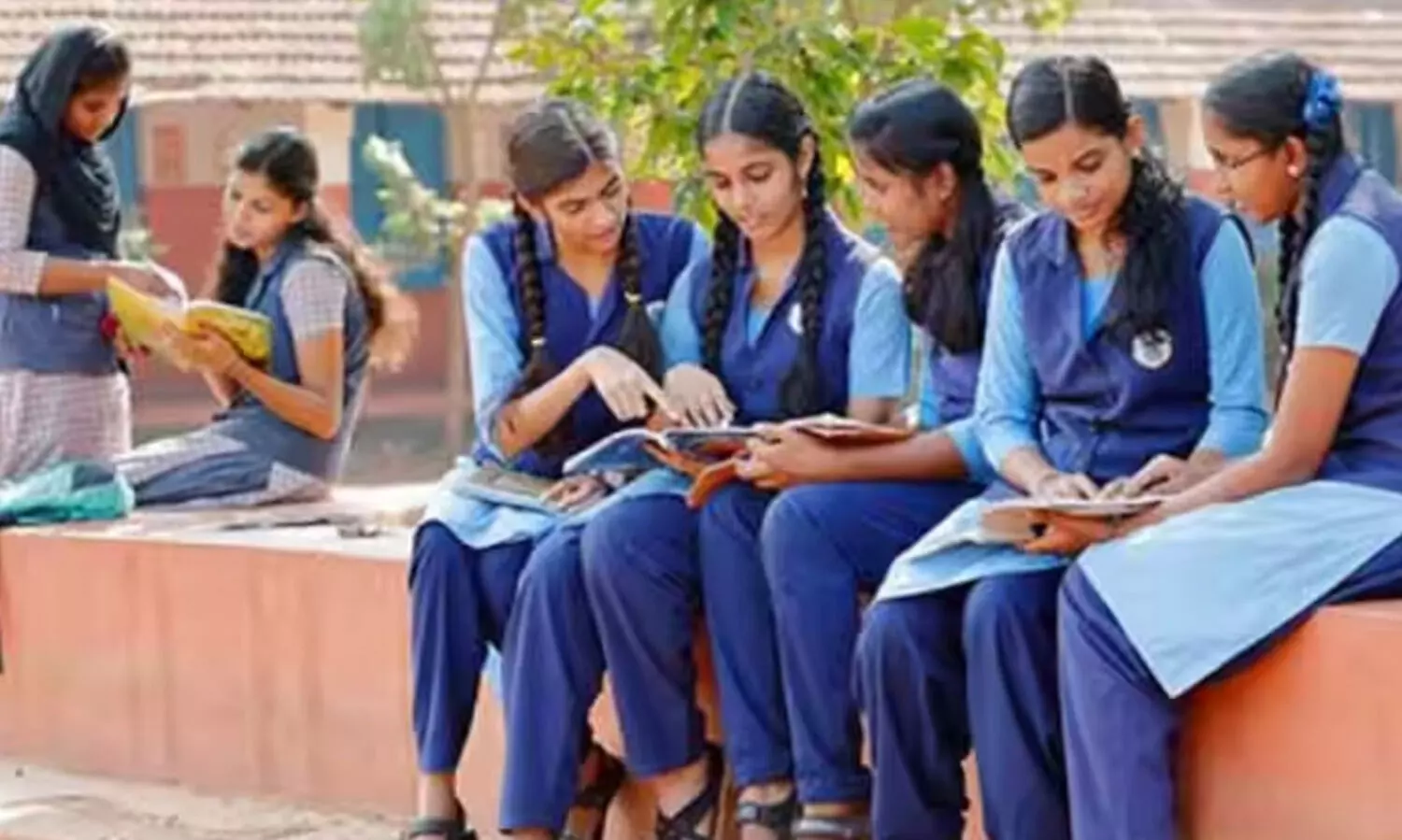 പ്ലസ് വൺ സീറ്റ് പ്രതിസന്ധി; തീരുമാനം കാത്ത് മലബാറിലെ കാൽ ലക്ഷം വിദ്യാർഥികൾ