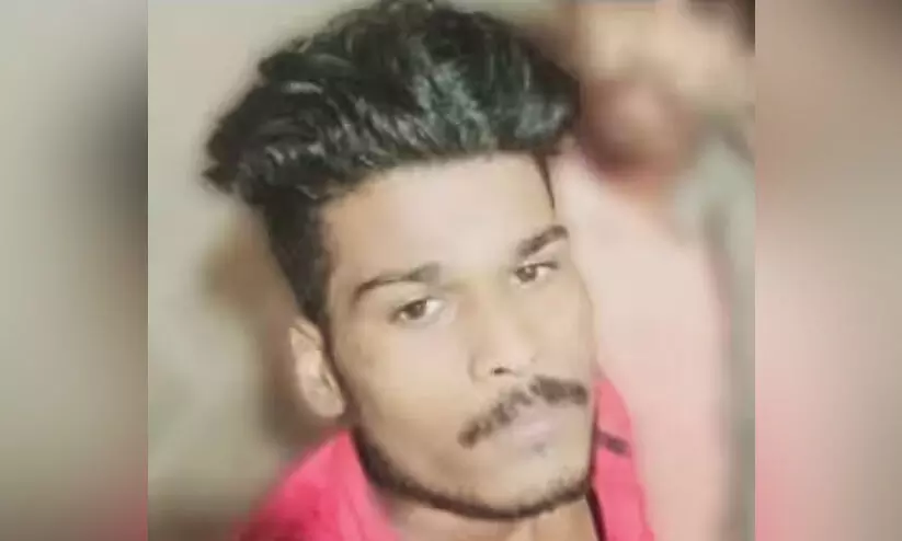 യുവാവ് വീട്ടിൽ മരിച്ചനിലയിൽ; മാതാപിതാക്കളും സഹോദരനും കസ്റ്റഡിയിൽ യുവാവ് വീട്ടിൽ മരിച്ചനിലയിൽ; മാതാപിതാക്കളും സഹോദരനും കസ്റ്റഡിയിൽ