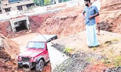 ദേശീയ പാതയിലെ കുഴിയില്‍ ജീപ്പ് വീണു; കുടുംബത്തിലെ അഞ്ചുപേര്‍ക്ക് പരിക്ക്
