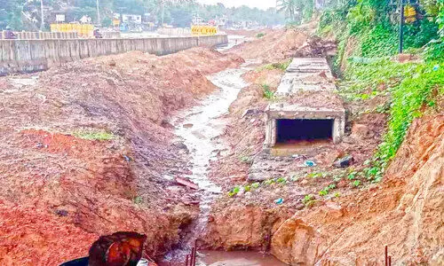 ഭൂതത്താൻ കുന്നിടിയുന്നു