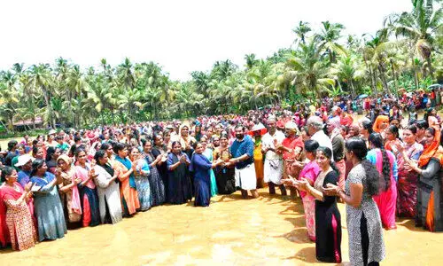 കാവുഞ്ചിറ വയലിൽ ഉത്സവപ്പെരുമഴ തീർത്ത് മഴപ്പൊലിമ