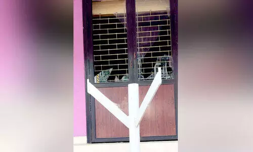 പു​വ്വ​ത്തൂ​രി​ൽ കു​രി​ശു​പ​ള്ളി​യു​ടെ ചി​ല്ലു​വാ​തി​ൽ ത​ക​ർ​ത്തു