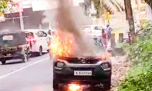 ഓടിക്കൊണ്ടിരുന്ന കാറിന് തീപിടിച്ചു; ഒഴിവായത് വലിയ അപകടം