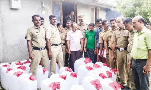 വീ​ട്ടി​ൽ സൂ​ക്ഷി​ച്ച 1000 ലി​റ്റ​ർ സ്പി​രി​റ്റ് പി​ടി​കൂ​ടി