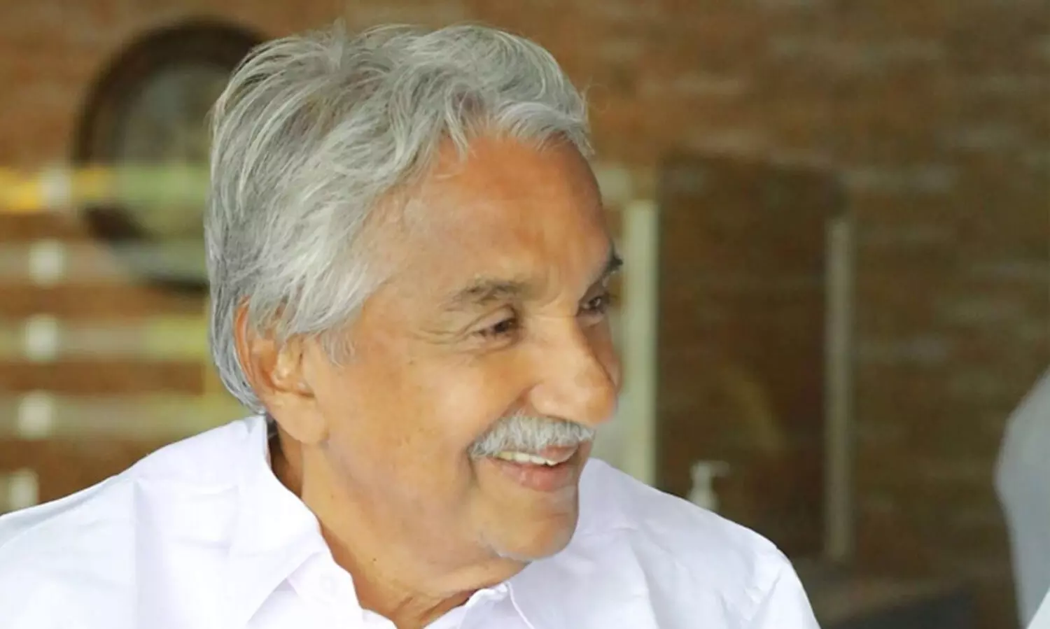 അവരുടെ മകന് കേൾവിശക്തി തിരിച്ചുകിട്ടിയപ്പോൾ ആദ്യം കേട്ട ശബ്ദം ഉമ്മൻചാണ്ടിയുടേതാണ് -ശിഹാബുദ്ദീൻ പൊയ്ത്തുംകടവ് എഴുതുന്നു