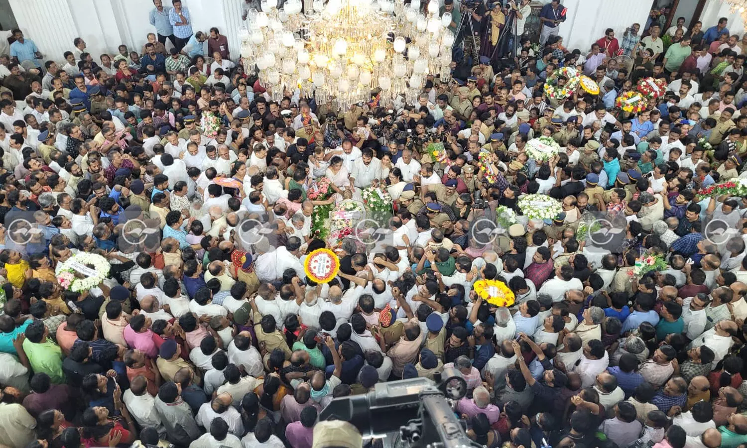 ഉമ്മൻചാണ്ടിക്ക് ആദരമർപ്പിച്ച് തലസ്ഥാനം; ഇന്ദിര ഭവനിൽ ജനസഞ്ചയം