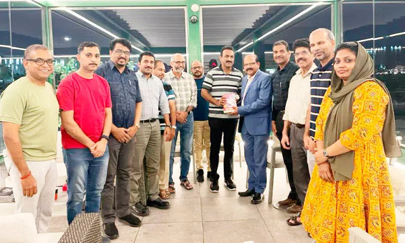 ഷ​മീ​ർ പ​ട്ട​രു​മ​ഠ​ത്തി​ന് യാ​ത്ര​യ​യ​പ്പ്