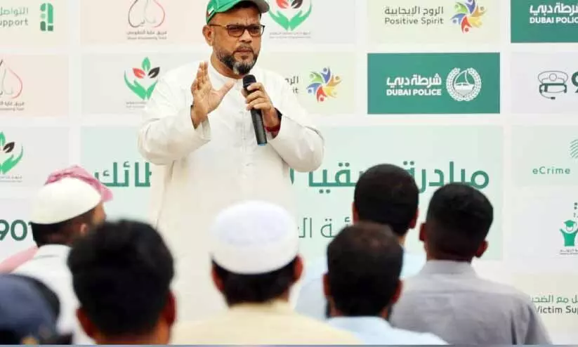 തൊ​ഴി​ലാ​ളി​ക​ൾ​ക്ക്​ ബോ​ധ​വ​ത്​​ക​ര​ണ ക്ലാ​സു​മാ​യി​ പൊ​ലീ​സ്