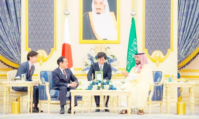 ജാ​പ്പ​നീ​സ് പ്ര​ധാ​ന​മ​ന്ത്രി സൗ​ദി​യി​ൽ; കി​രീ​ടാ​വ​കാ​ശി​യു​മാ​യി കൂ​ടി​ക്കാ​ഴ്ച ന​ട​ത്തി