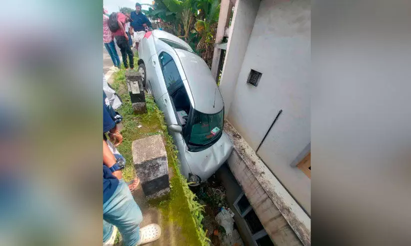 റാന്നിയിൽ കാർ താഴ്ചയിലേക്ക് മറിഞ്ഞു റാന്നിയിൽ കാർ താഴ്ചയിലേക്ക് മറിഞ്ഞു