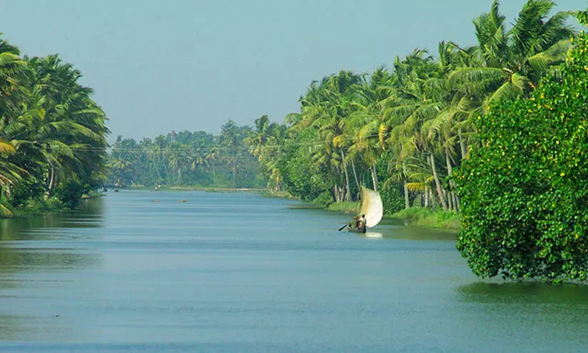 കുട്ടനാട്ടിൽ സർവത്ര വെള്ളം; കുടിക്കാനിത്തിരിയില്ല കുട്ടനാട്ടിൽ സർവത്ര വെള്ളം; കുടിക്കാനിത്തിരിയില്ല
