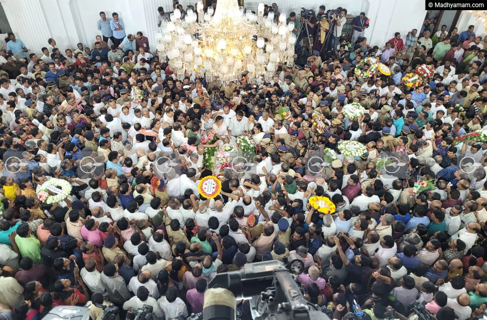 ഉമ്മൻചാണ്ടിക്ക് ആദരമർപ്പിച്ച് തലസ്ഥാനം; ഇന്ദിര ഭവനിൽ ജനസഞ്ചയം ഉമ്മൻചാണ്ടിക്ക് ആദരമർപ്പിച്ച് തലസ്ഥാനം; ഇന്ദിര ഭവനിൽ ജനസഞ്ചയം