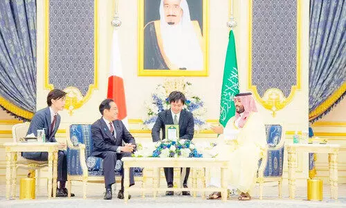 ജാ​പ്പ​നീ​സ് പ്ര​ധാ​ന​മ​ന്ത്രി സൗ​ദി​യി​ൽ; കി​രീ​ടാ​വ​കാ​ശി​യു​മാ​യി കൂ​ടി​ക്കാ​ഴ്ച ന​ട​ത്തി