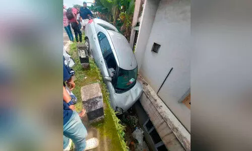 റാന്നിയിൽ കാർ താഴ്ചയിലേക്ക് മറിഞ്ഞു