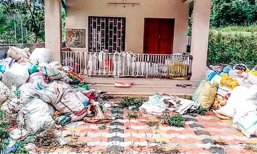 മുരുകൻപാറയിലെ പകൽവീട് മാലിന്യവീടായി