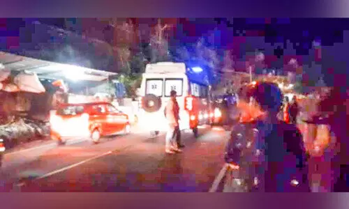 ആംബുലൻസും കാറും കൂട്ടിയിടിച്ചു; രോഗിയെ   മറ്റൊരു വാഹനത്തിൽ മെഡിക്കൽ കോളജിലേക്ക് മാറ്റി