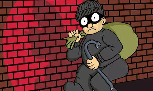 പള്ളി ഭണ്ഡാരം കുത്തിത്തുറന്നത് സി.സി ടി.വിയിൽ ലൈവായി കണ്ട് വൈദികൻ; മോഷ്ടാക്കൾ പിടിയിൽ