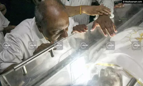 വിതുമ്പി ആന്‍റണി; അന്ത്യാഭിവാദ്യവുമായി നേതാക്കൾ